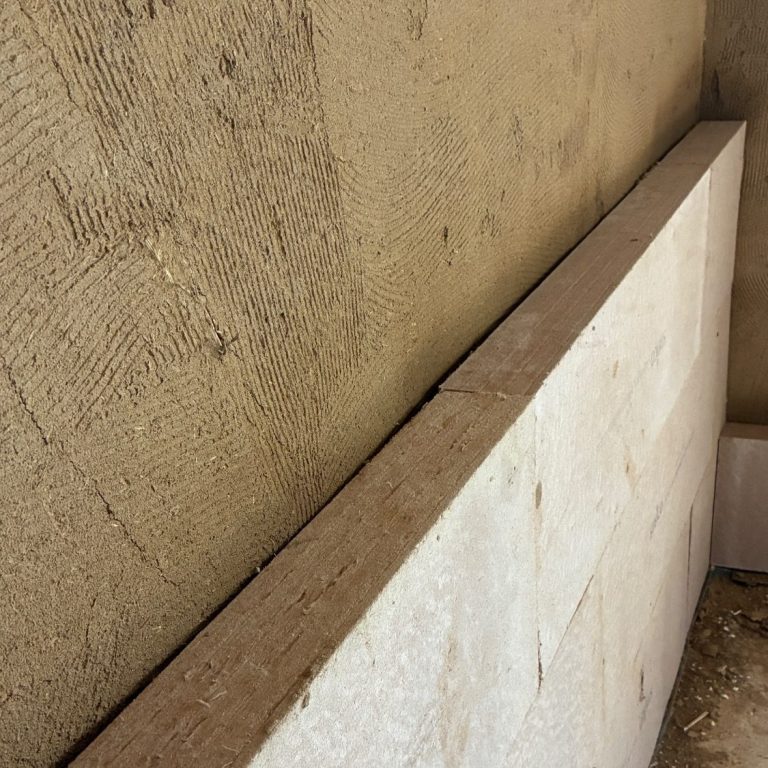 Horizontalsperre Ziegelwand mit einer Handpumpe und einer Bohrreihe