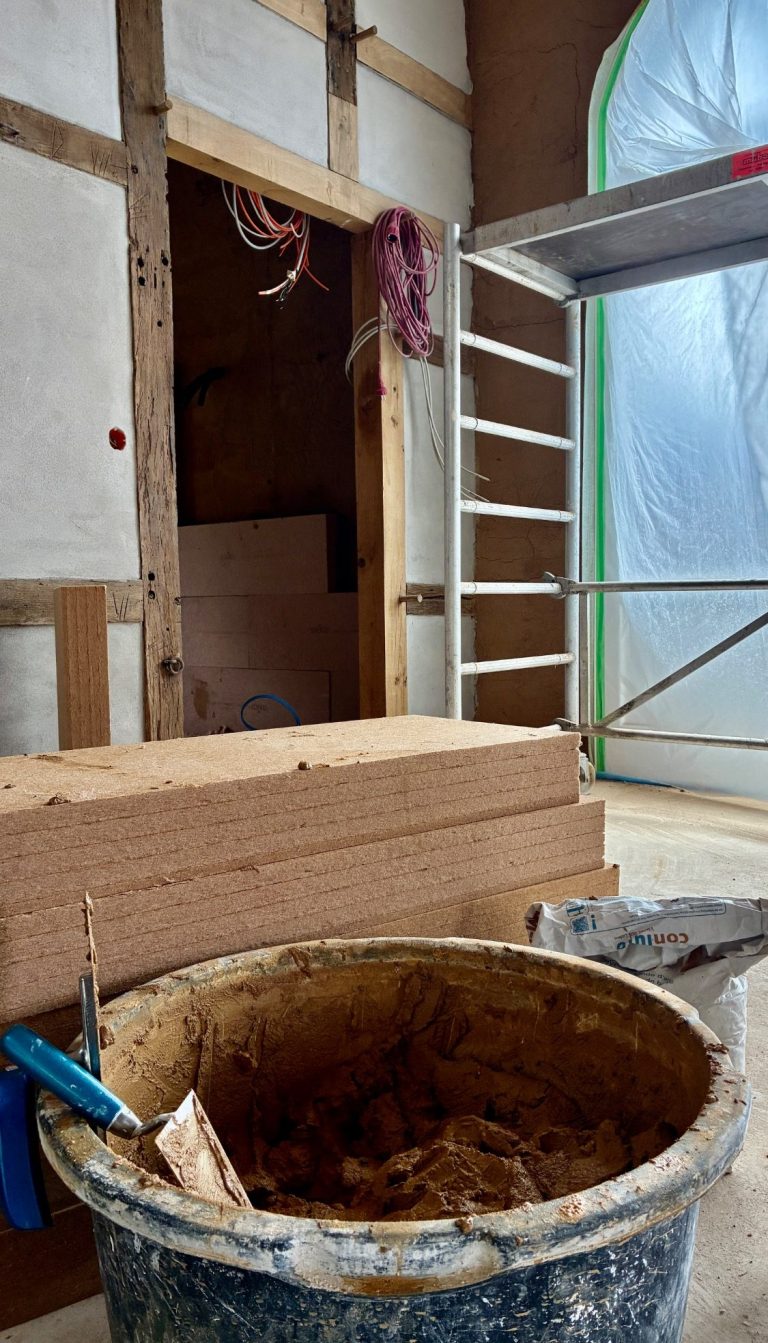 Decke mit Gips Platten und metallischen Trägern in einem Innenraum.