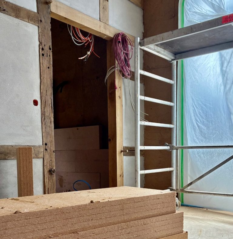 Decke mit Gips Platten und metallischen Trägern in einem Innenraum.