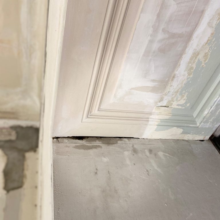 Heller Außenputz mit Faschen