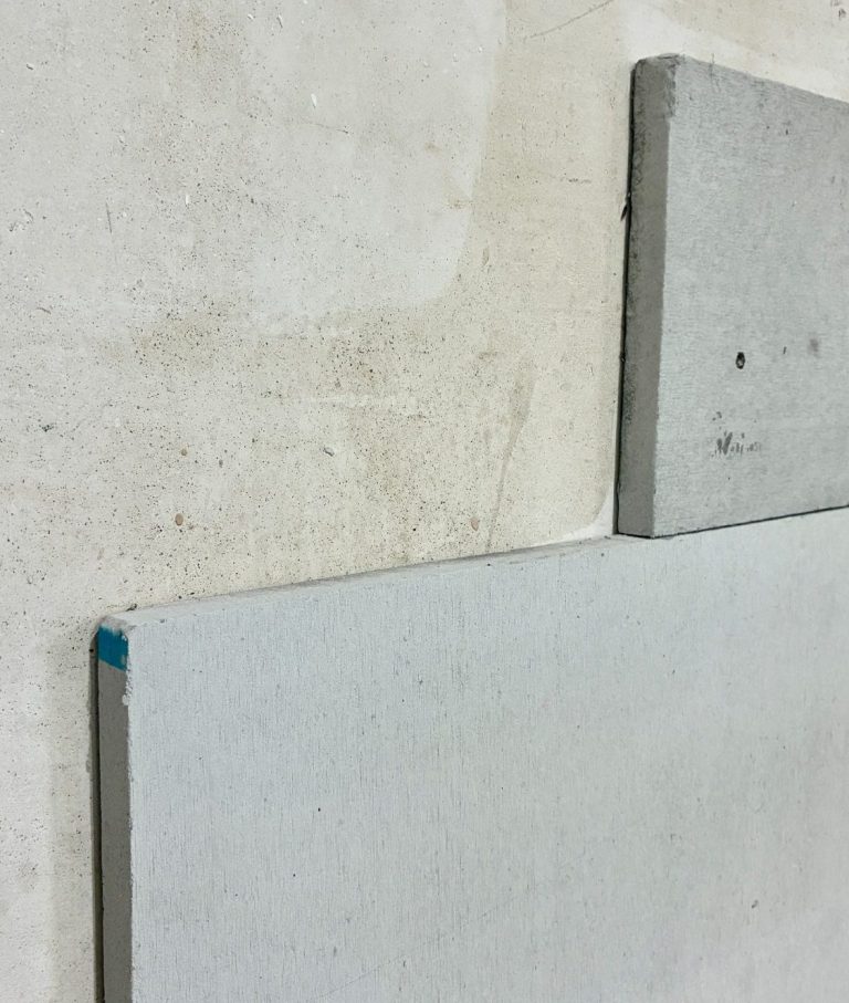 System Innendämmung Baustelle mit Schubkarre, Holzlatten und unvollendeten Wänden.