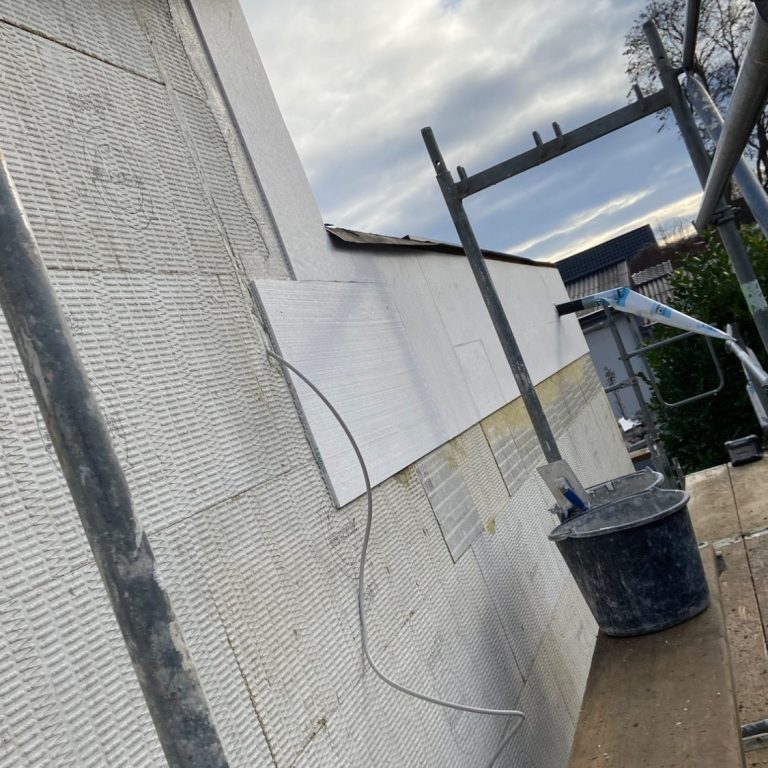 Horizontalsperre Ziegelwand mit einer Handpumpe und einer Bohrreihe