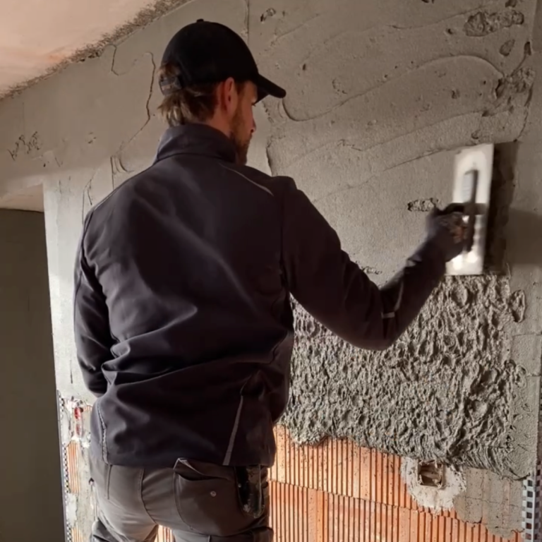 Decke mit modernem Lichtdesign und geometrischen Formen in neutralen Farbtönen.