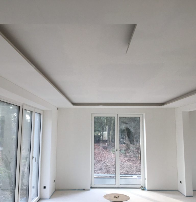 Blick auf eine Baugerüstkonstruktion an einer gedämmten Wand mit Werkzeugen und Materialien.