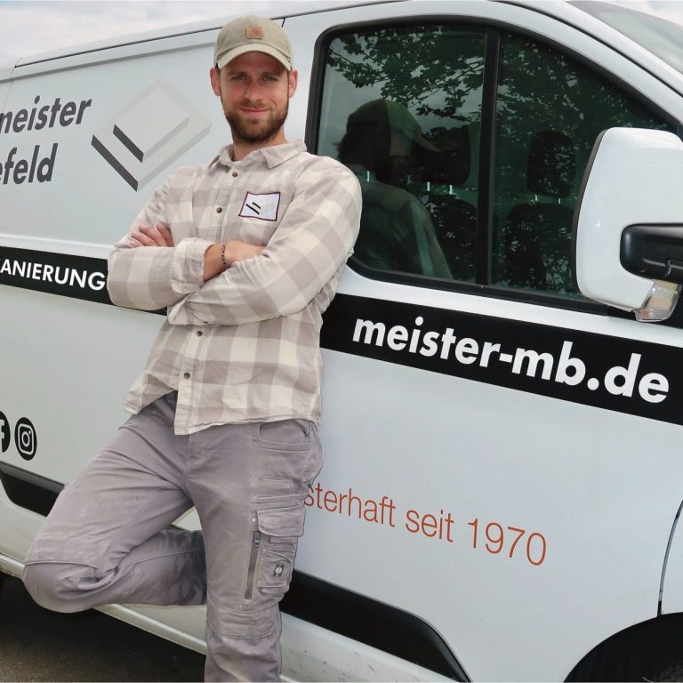 Verputz Handwerker trägt Putz auf eine Wand auf.