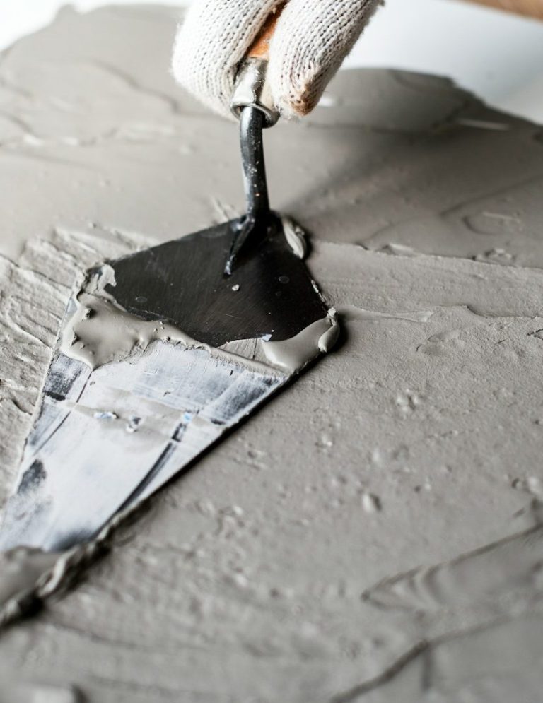 Dekorputz Helle Wand mit Schatten, die eine Ecke eines Raumes zeigt.