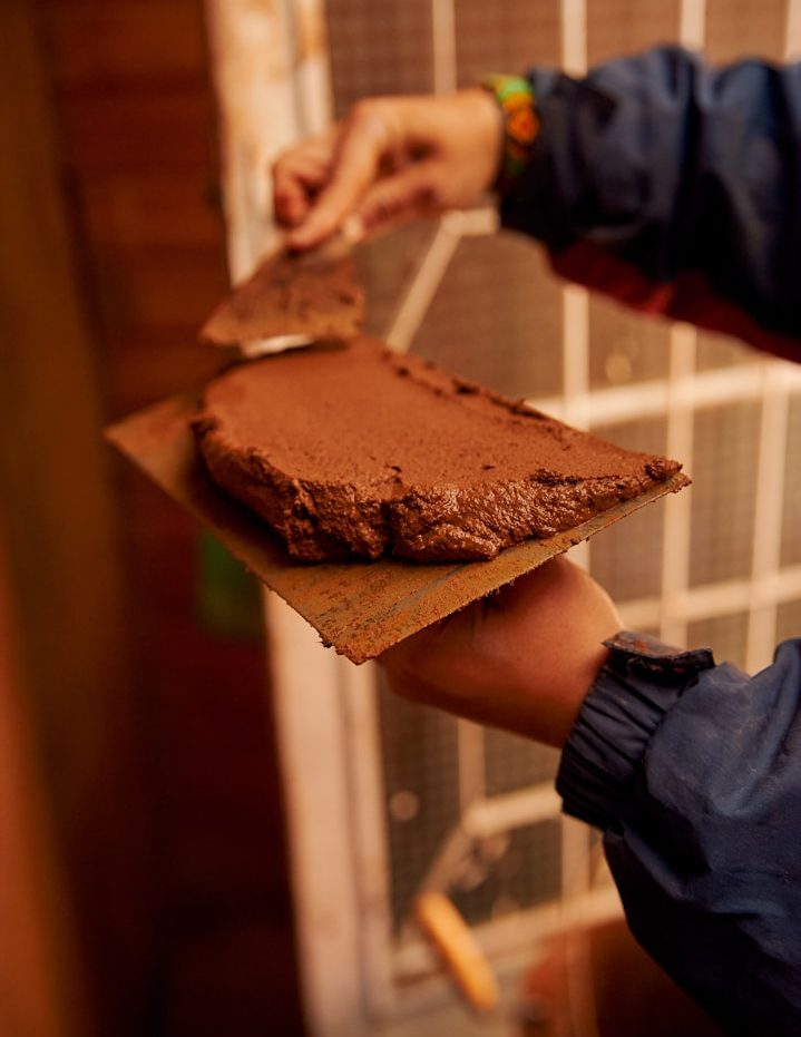 Helle Wand mit Schatten, die eine Ecke eines Raumes zeigt.
